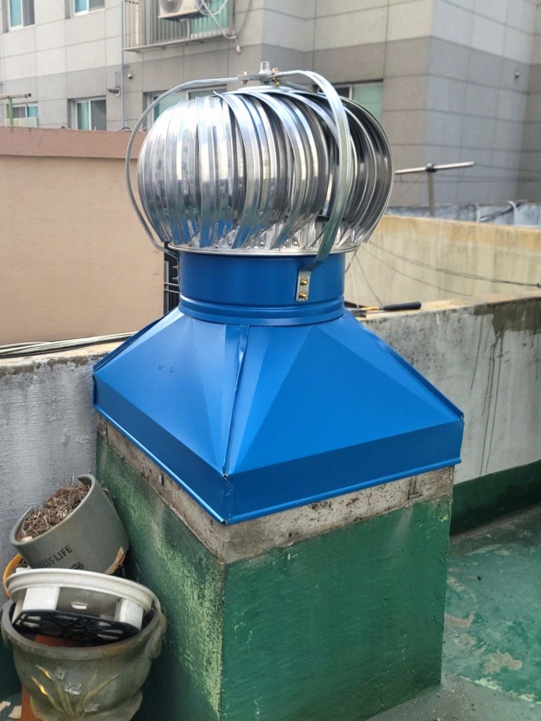옥상에 설치된 회전형 환기구(벤츄레이터)